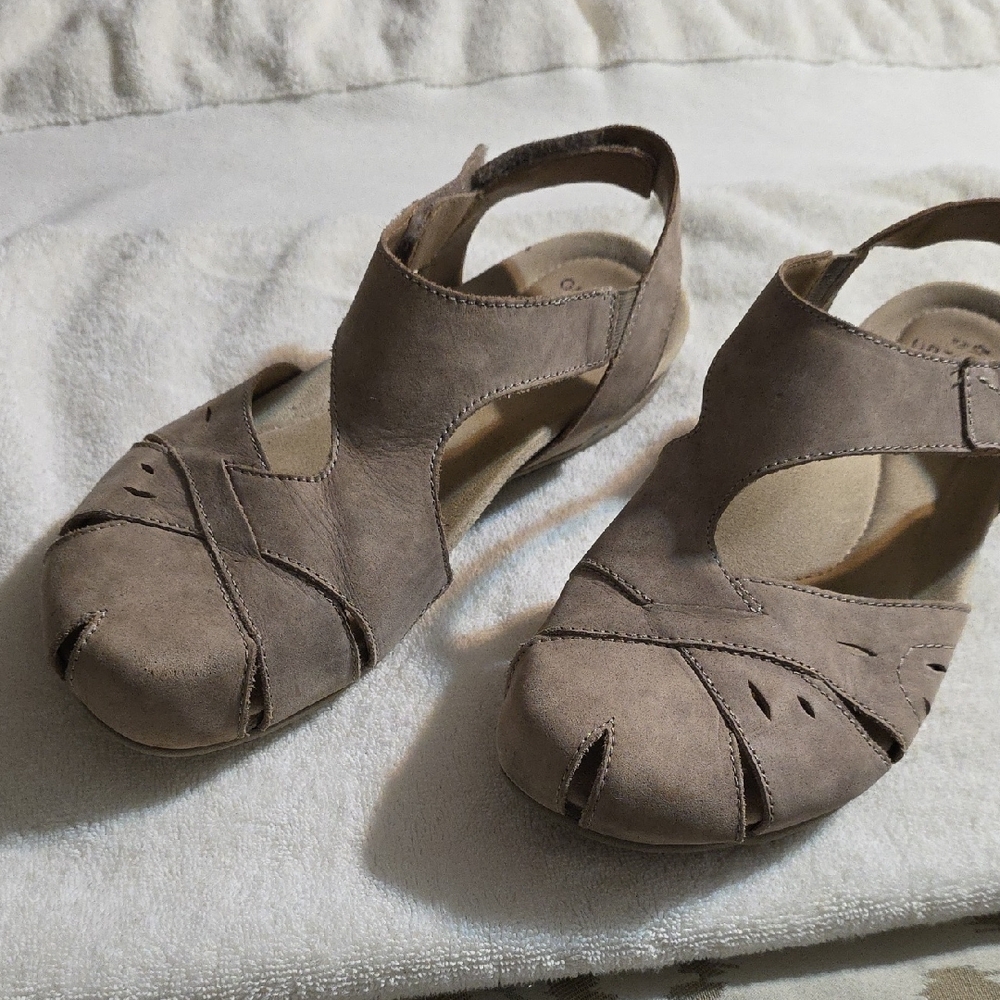 Earth Size 10 Wide Beige Sandals